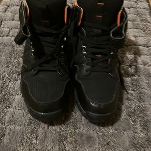 Nike sneakers boot size 13 almost new bracket on right foot for a scrap broken